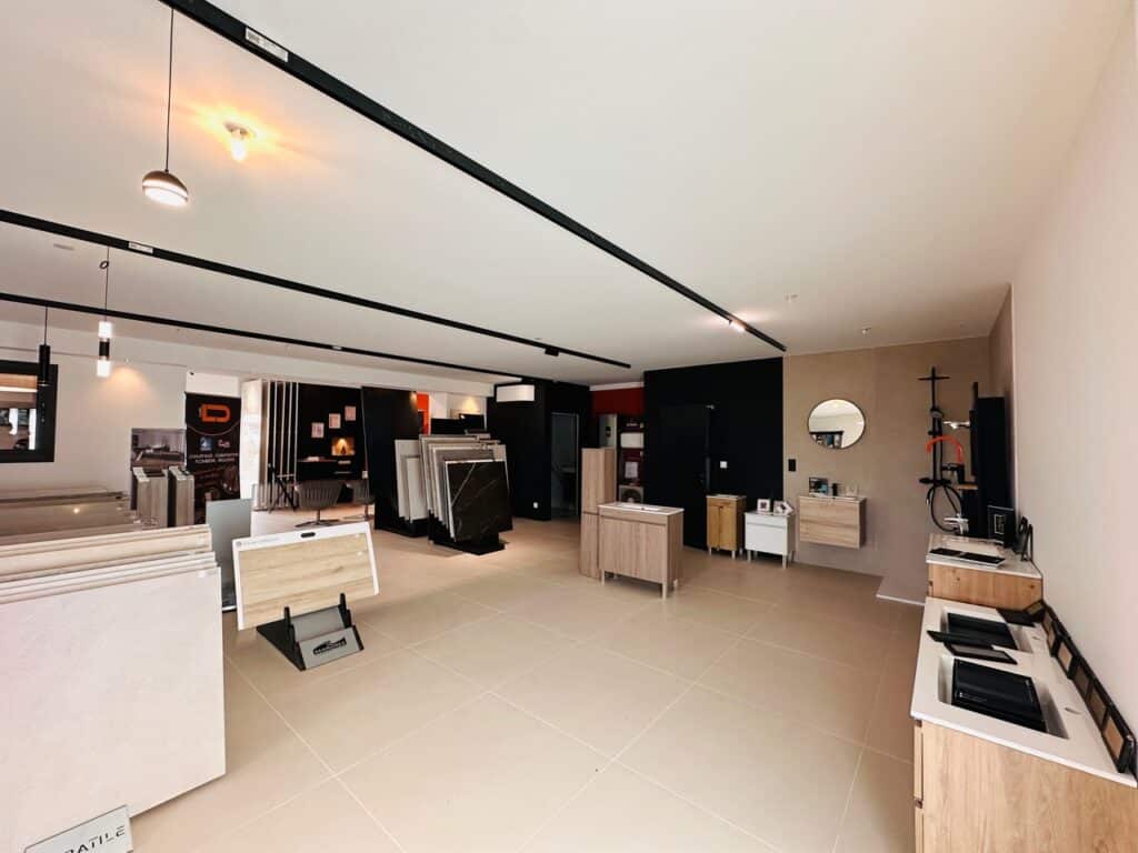 Showroom moderne : carrelage, mobilier salle de bain, solutions CHAUFFAGE, CLIMATISATION, PLOMBERIE. Vasques, miroirs, carreaux.