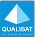 Logo QUALIBAT : fond bleu avec un prisme blanc et bleu clair symbolisant la construction. Le texte blanc indique "QUALIBAT" et "Votre label de qualité" pour la certification bâtiment.