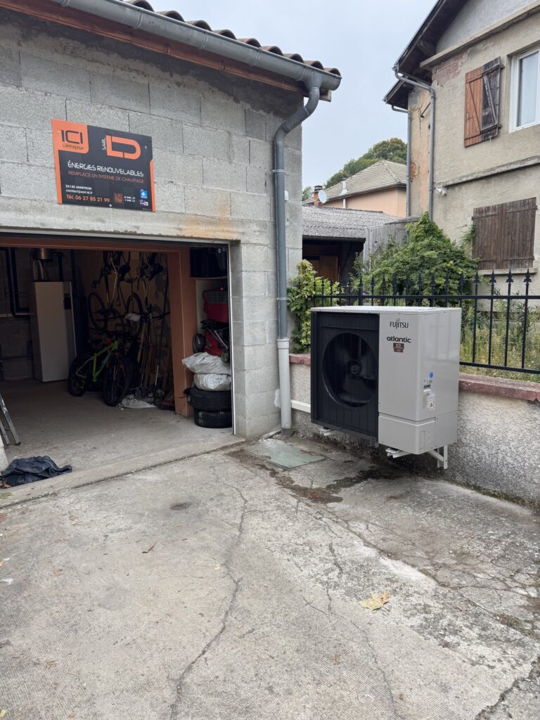 Pompe à chaleur Fujitsu Atlantic installée par SARL LD Énergies Renouvelables sur un garage à Anneyron.